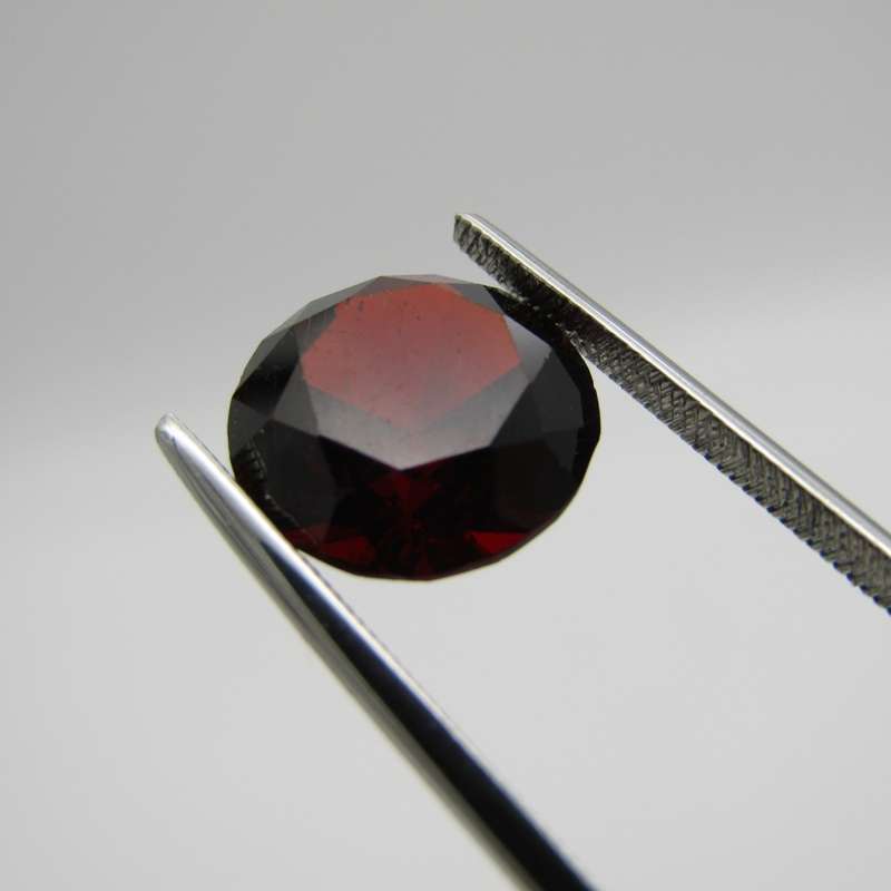 Almandine Garnet of 9,13 carat - round brilliant cut - Dark toned slightly brownish red