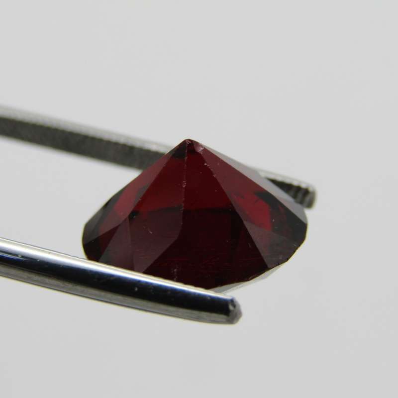 Almandine Garnet of 9,13 carat - round brilliant cut - Dark toned slightly brownish red