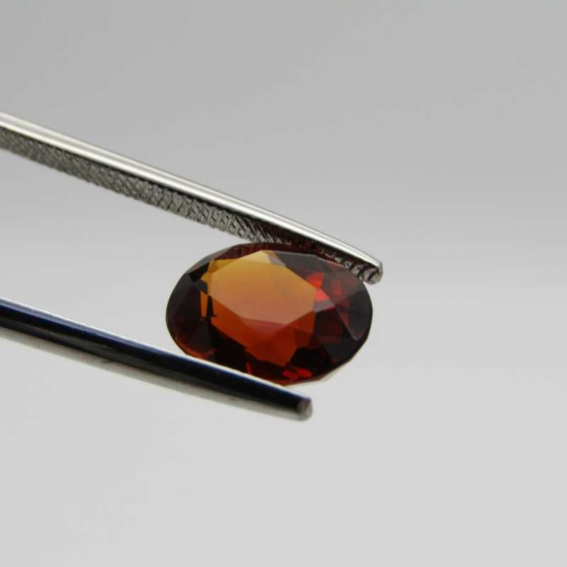 Natural Citrine of 2,5 carat medium dark toned orange - Oval mixed cut with Gemlab certificate