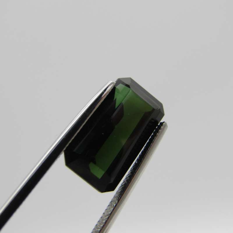 Dark toned Green Tourmaline of 5,59 carat Emerald cut with Gemlab certificate