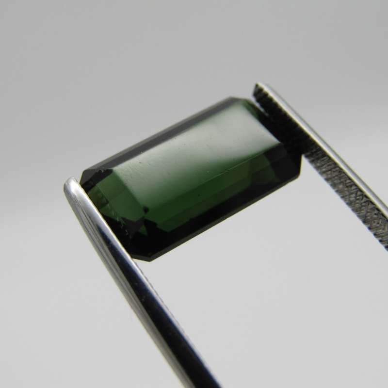 Dark toned Green Tourmaline of 5,59 carat Emerald cut with Gemlab certificate
