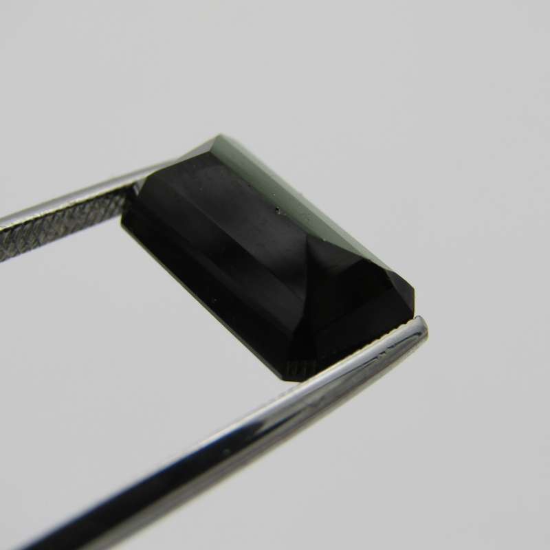Dark toned Green Tourmaline of 5,59 carat Emerald cut with Gemlab certificate