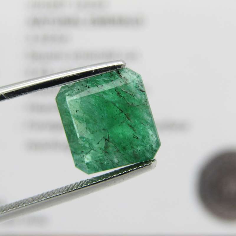 Natural Emerald of 3,32 carat Medium toned green square Emerald cut with Gemlab certificate