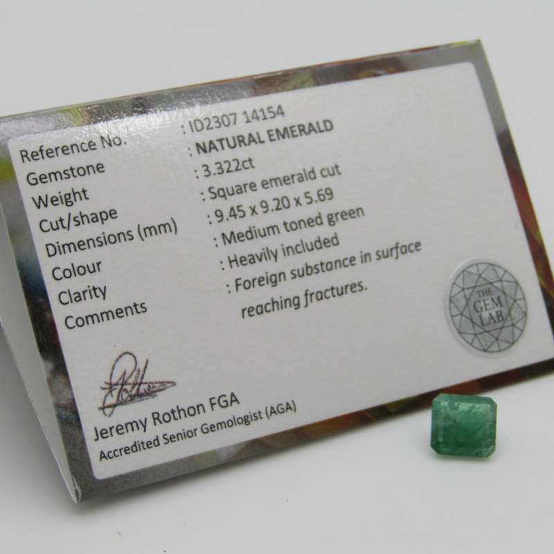 Natural Emerald of 3,32 carat Medium toned green square Emerald cut with Gemlab certificate