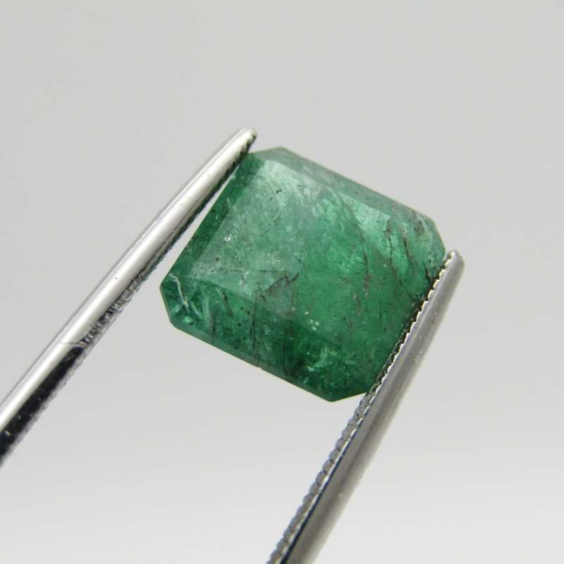 Natural Emerald of 3,32 carat Medium toned green square Emerald cut with Gemlab certificate