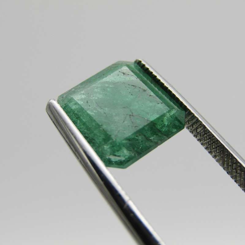 Natural Emerald of 3,32 carat Medium toned green square Emerald cut with Gemlab certificate