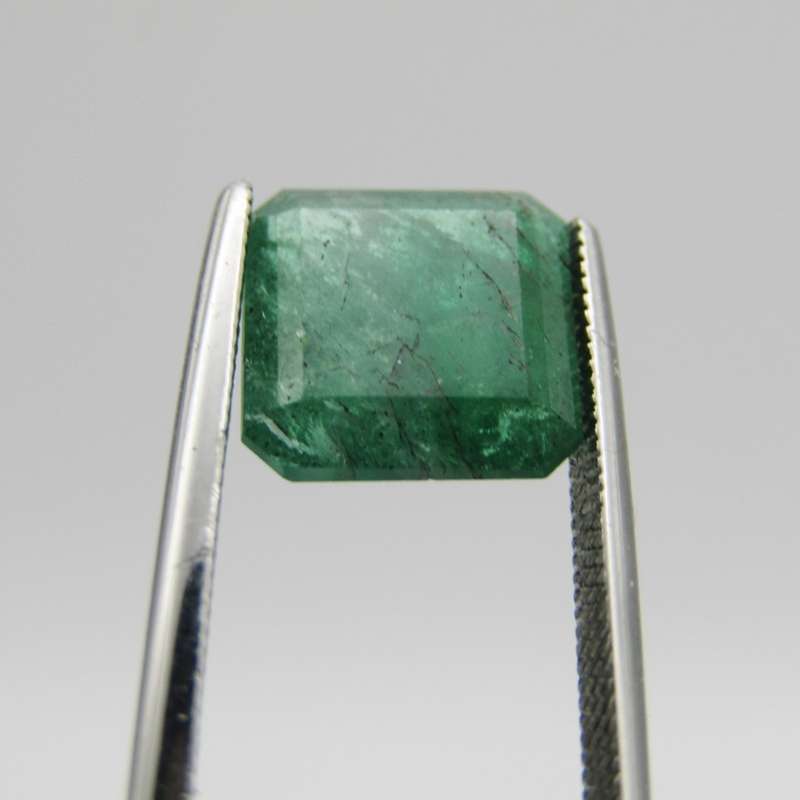 Natural Emerald of 3,32 carat Medium toned green square Emerald cut with Gemlab certificate