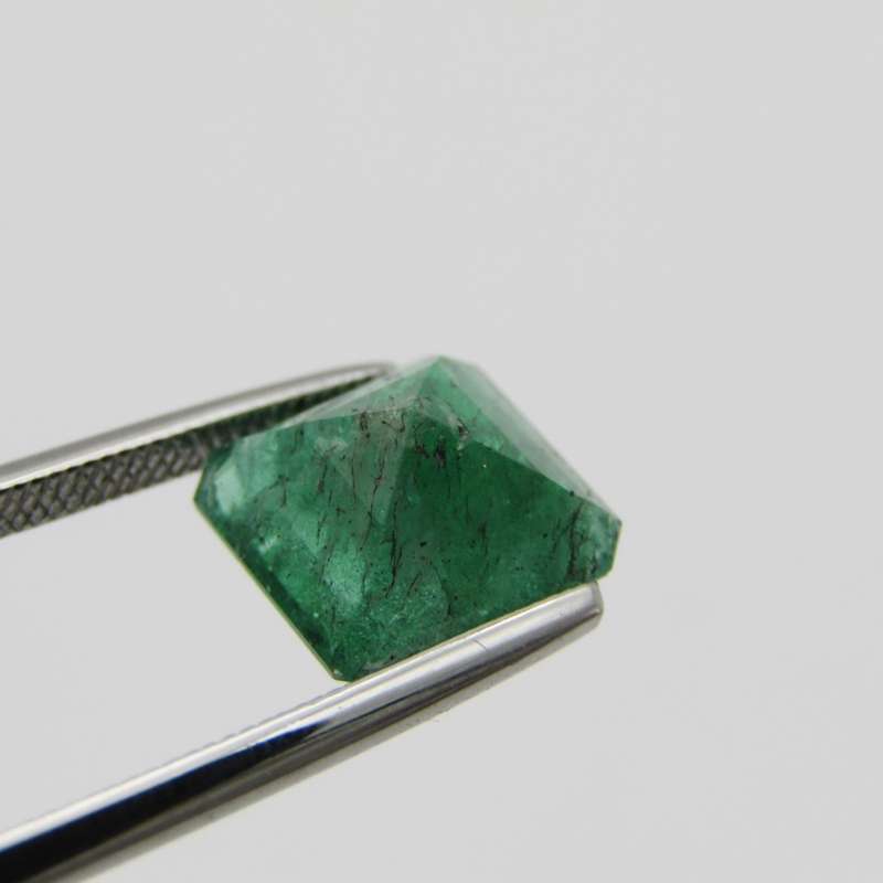 Natural Emerald of 3,32 carat Medium toned green square Emerald cut with Gemlab certificate