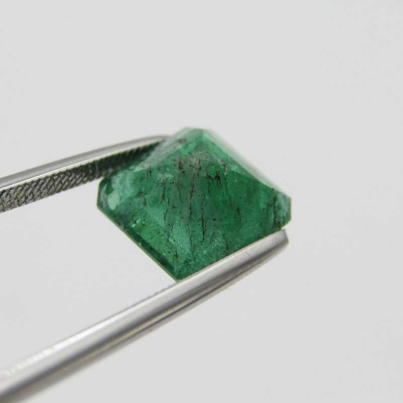 Natural Emerald of 3,32 carat Medium toned green square Emerald cut with Gemlab certificate