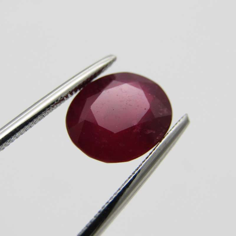 Dark toned slightly purplish red Natural Ruby - fracture filled 4,35 carat - with Gemlab certificate