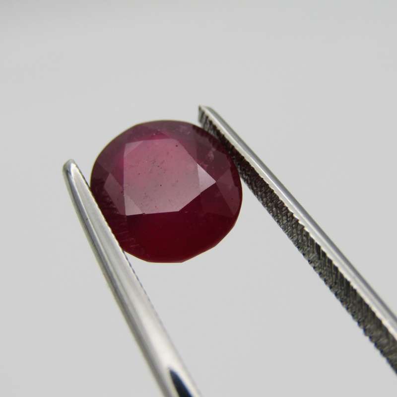Dark toned slightly purplish red Natural Ruby - fracture filled 4,35 carat - with Gemlab certificate