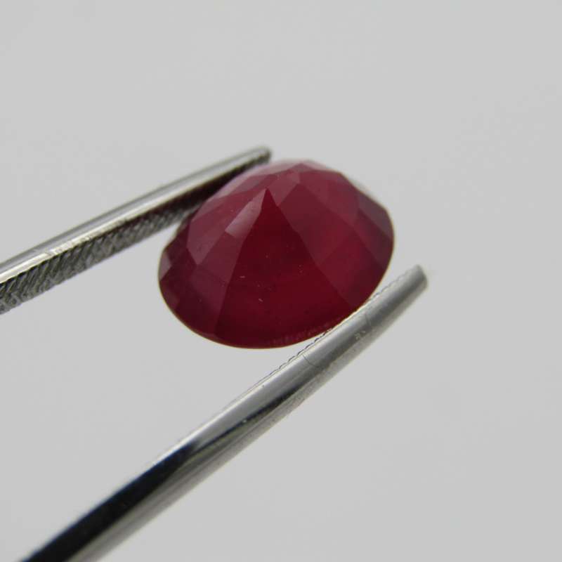 Dark toned slightly purplish red Natural Ruby - fracture filled 4,35 carat - with Gemlab certificate