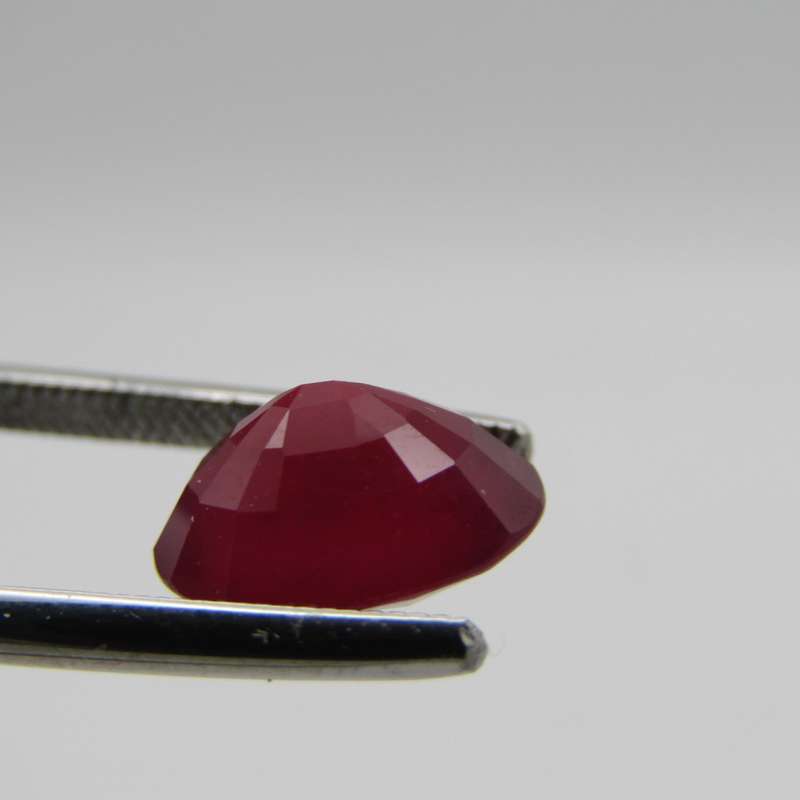 Dark toned slightly purplish red Natural Ruby - fracture filled 4,35 carat - with Gemlab certificate