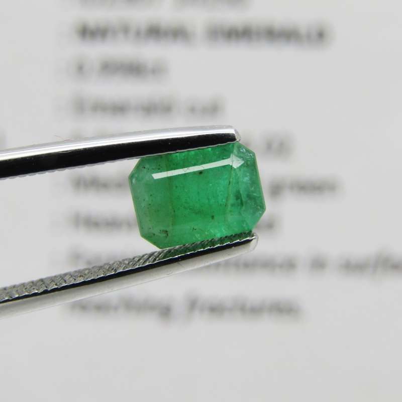 Natural Emerald of 0,99 carat - Medium toned green - Emerald cut - certificate by Gemlab