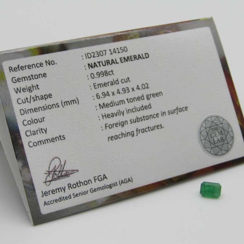 Natural Emerald of 0,99 carat - Medium toned green - Emerald cut - certificate by Gemlab