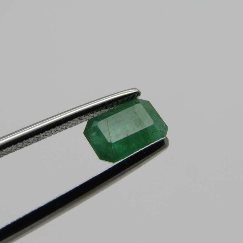 Natural Emerald of 0,99 carat - Medium toned green - Emerald cut - certificate by Gemlab