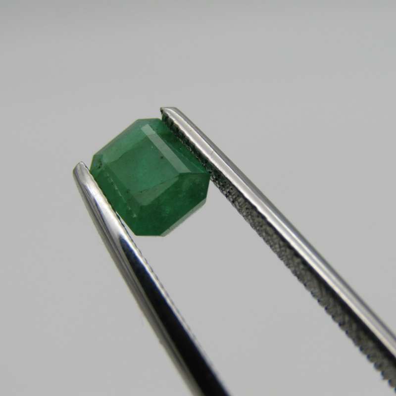 Natural Emerald of 0,99 carat - Medium toned green - Emerald cut - certificate by Gemlab