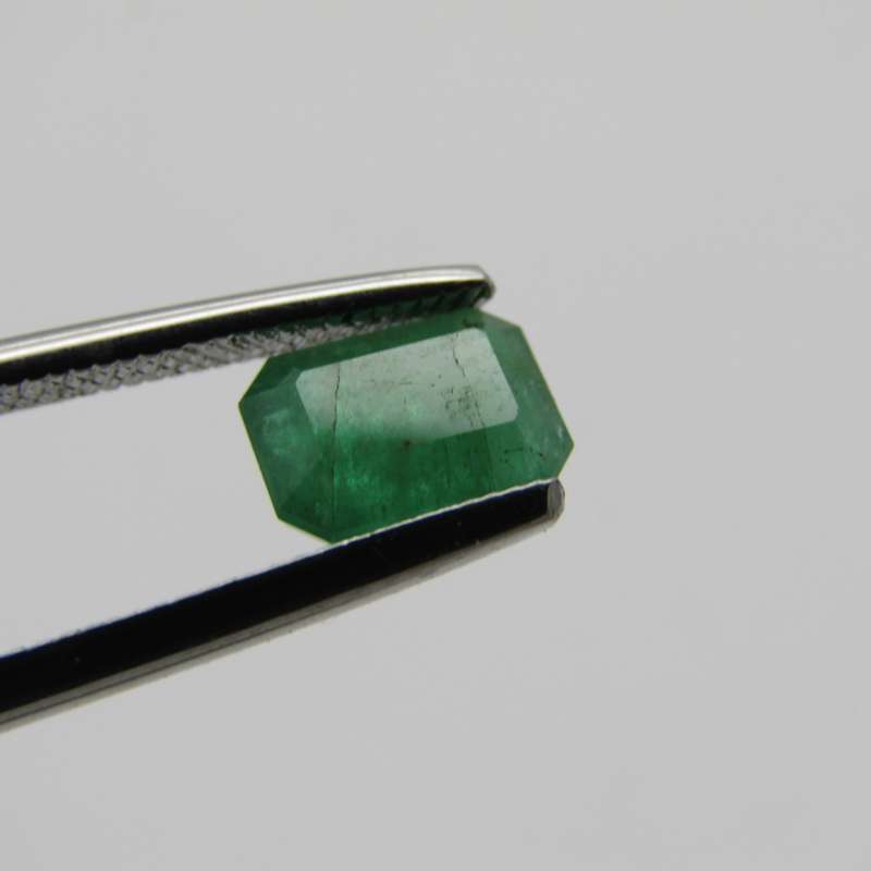 Natural Emerald of 0,99 carat - Medium toned green - Emerald cut - certificate by Gemlab