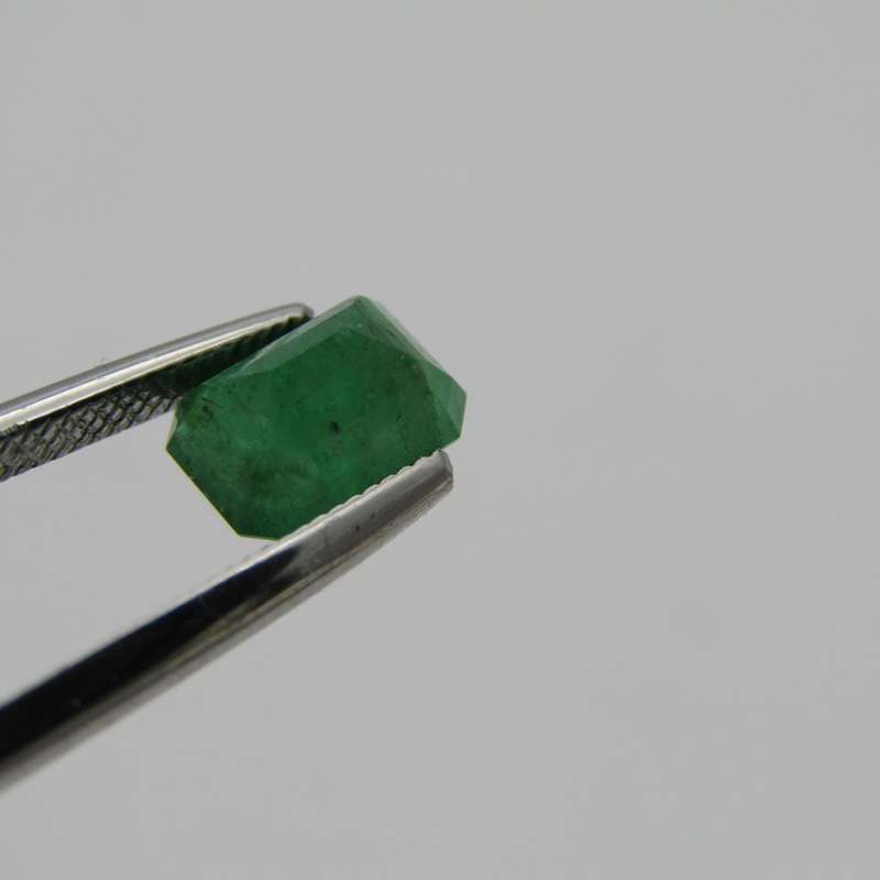 Natural Emerald of 0,99 carat - Medium toned green - Emerald cut - certificate by Gemlab