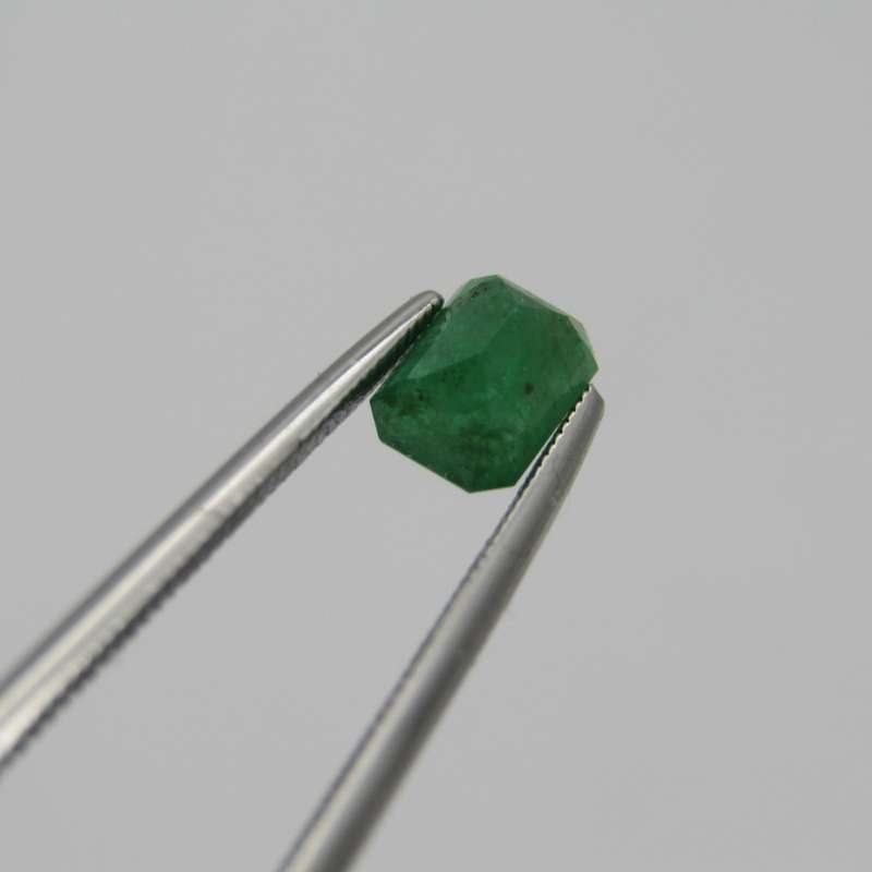 Natural Emerald of 0,99 carat - Medium toned green - Emerald cut - certificate by Gemlab