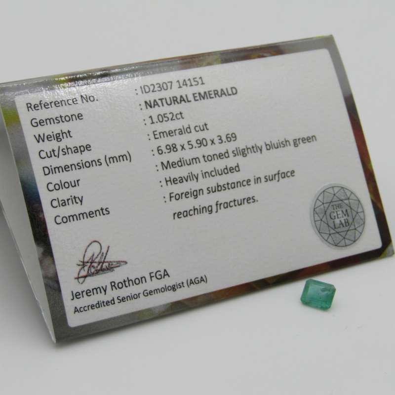 Natural Emerald of 1,05 carat - slightly bluish green with Gemlab certificate
