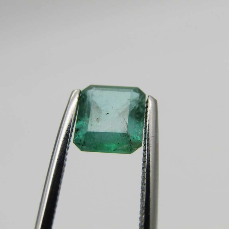 Natural Emerald of 1,05 carat - slightly bluish green with Gemlab certificate