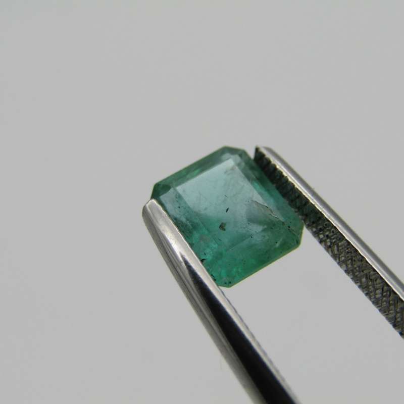 Natural Emerald of 1,05 carat - slightly bluish green with Gemlab certificate
