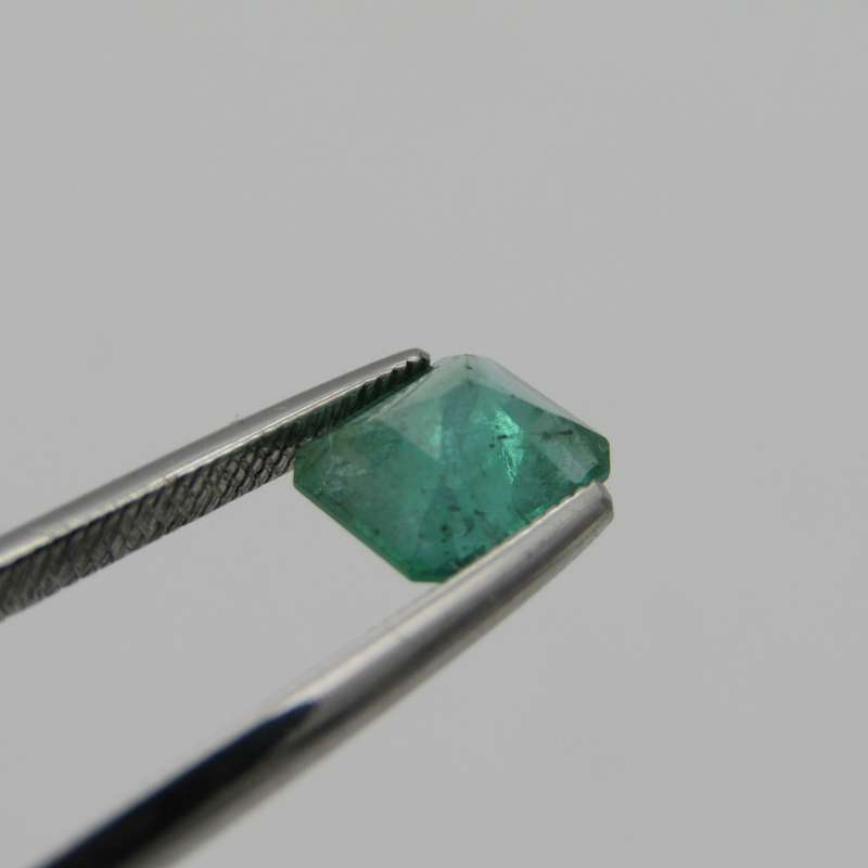 Natural Emerald of 1,05 carat - slightly bluish green with Gemlab certificate