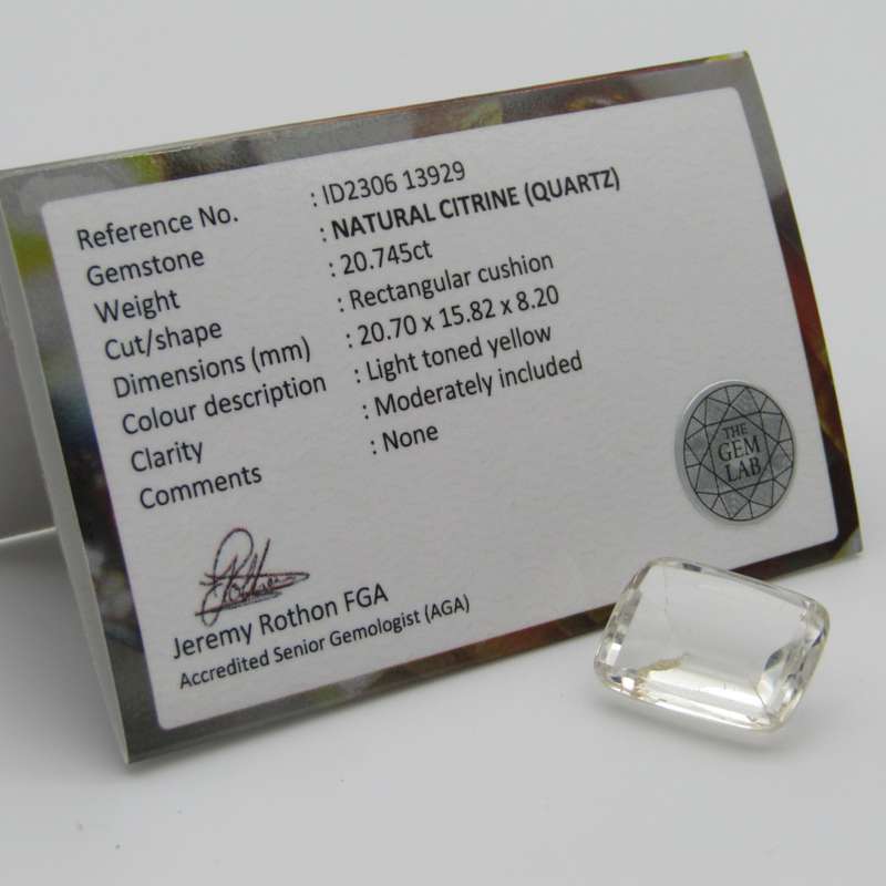 Large Citrine of 20,74 carat - cushion cut light toned yellow