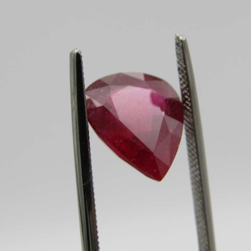 Dark toned slightly purplish red Ruby - fracture filled - 4,92 carat Pear shape