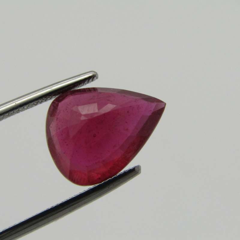 Dark toned slightly purplish red Ruby - fracture filled - 4,92 carat Pear shape