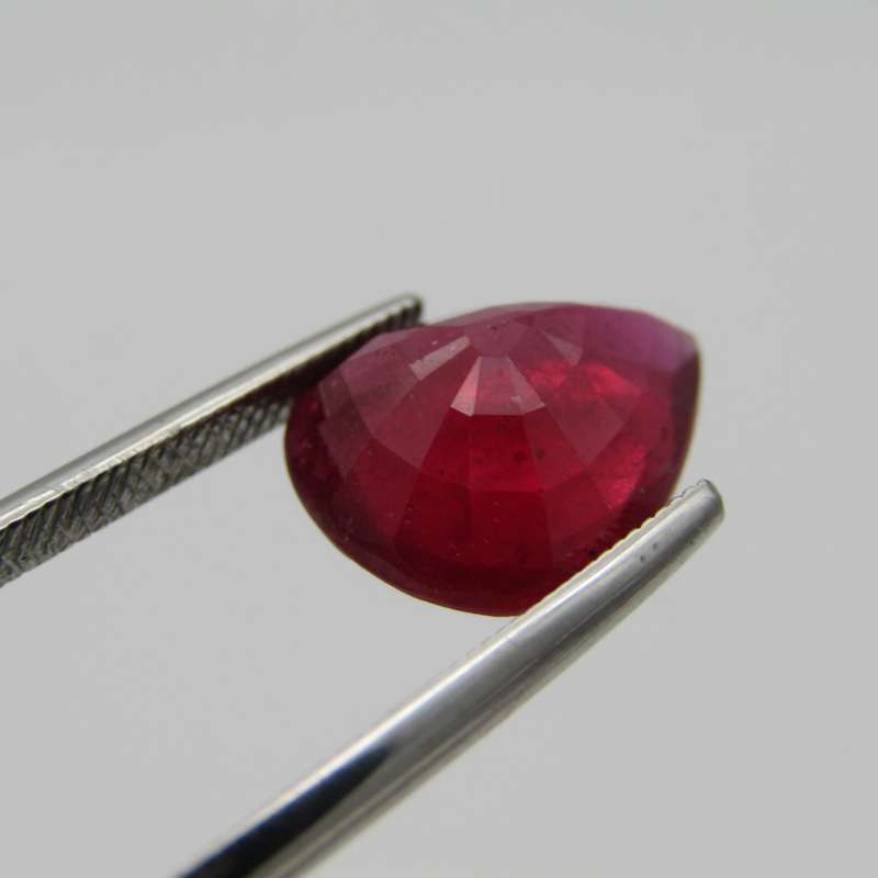 Dark toned slightly purplish red Ruby - fracture filled - 4,92 carat Pear shape