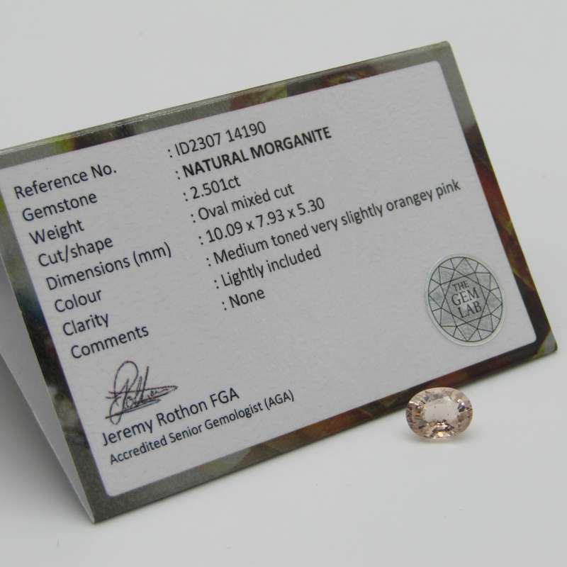 Natural Morganite of 2,5 carat oval mixed cut - slightly Orange Pink with Gemlab certificate