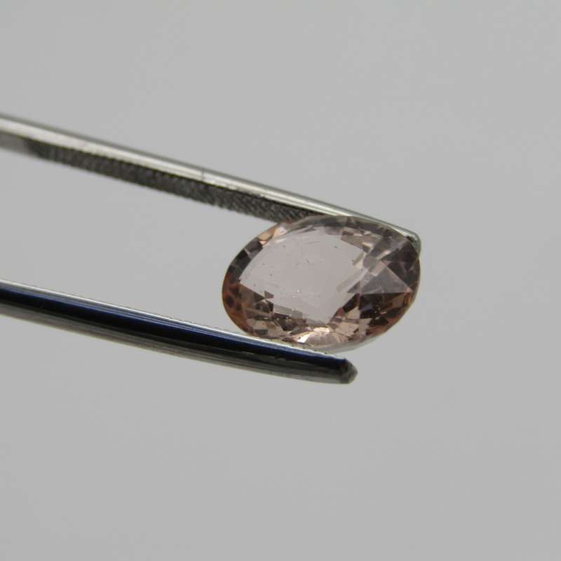 Natural Morganite of 2,5 carat oval mixed cut - slightly Orange Pink with Gemlab certificate