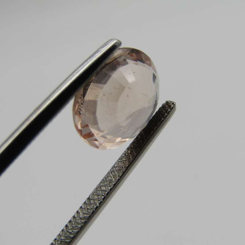 Natural Morganite of 2,5 carat oval mixed cut - slightly Orange Pink with Gemlab certificate