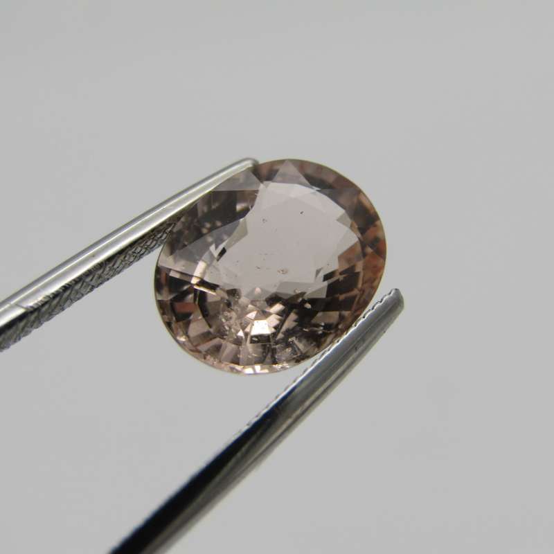 Natural Morganite of 2,5 carat oval mixed cut - slightly Orange Pink with Gemlab certificate