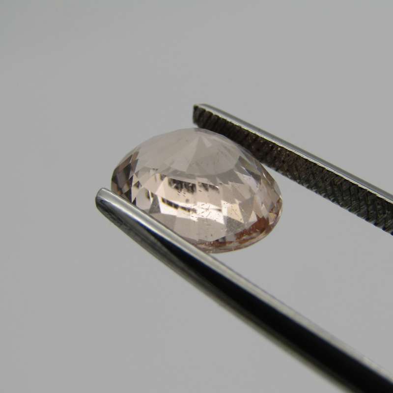 Natural Morganite of 2,5 carat oval mixed cut - slightly Orange Pink with Gemlab certificate