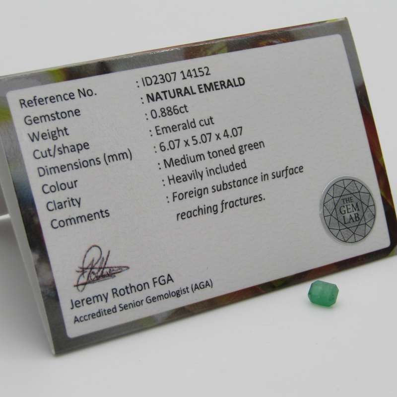 Natural Emerald of 0,88 carat - medium toned green with Gemlab certificate