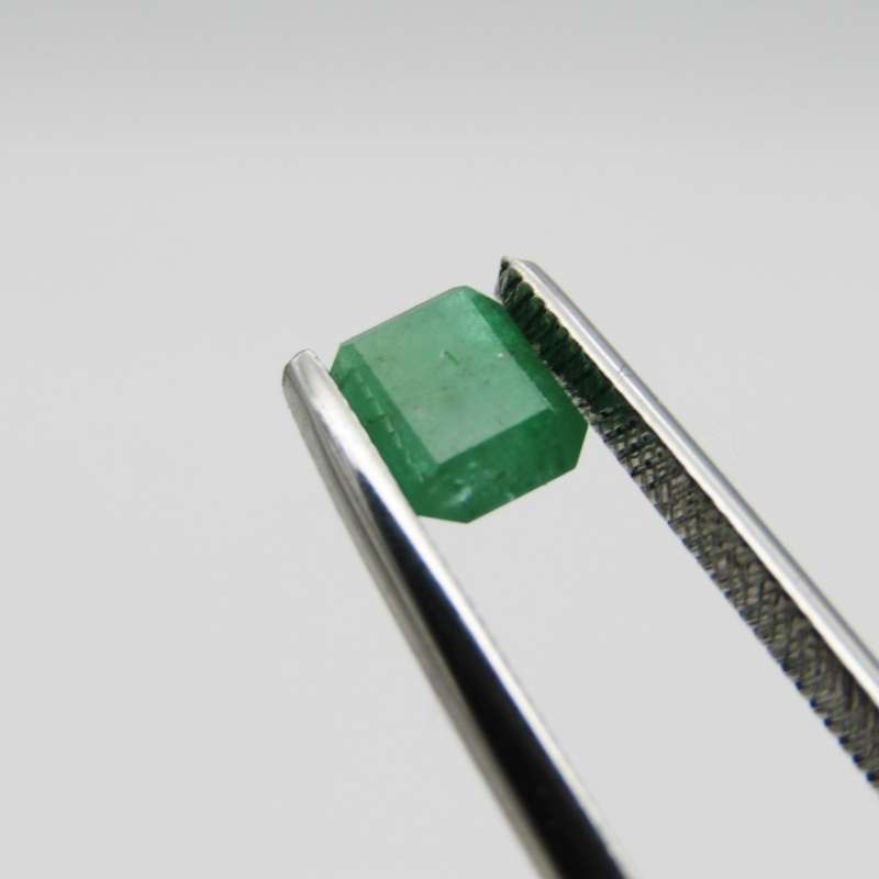 Natural Emerald of 0,88 carat - medium toned green with Gemlab certificate