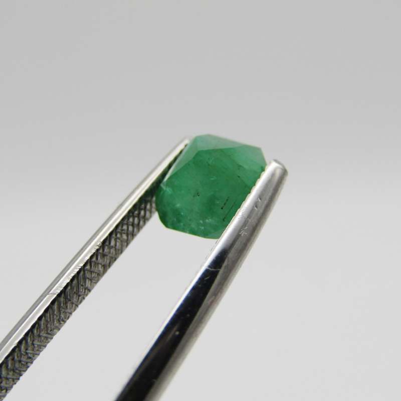 Natural Emerald of 0,88 carat - medium toned green with Gemlab certificate