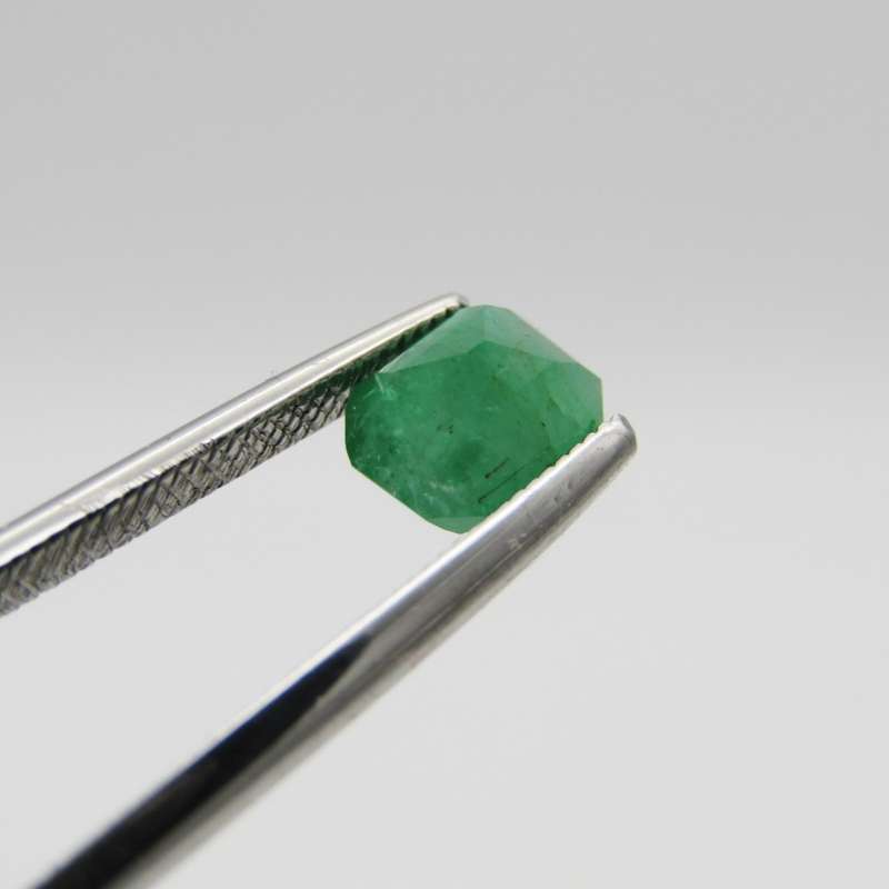 Natural Emerald of 0,88 carat - medium toned green with Gemlab certificate