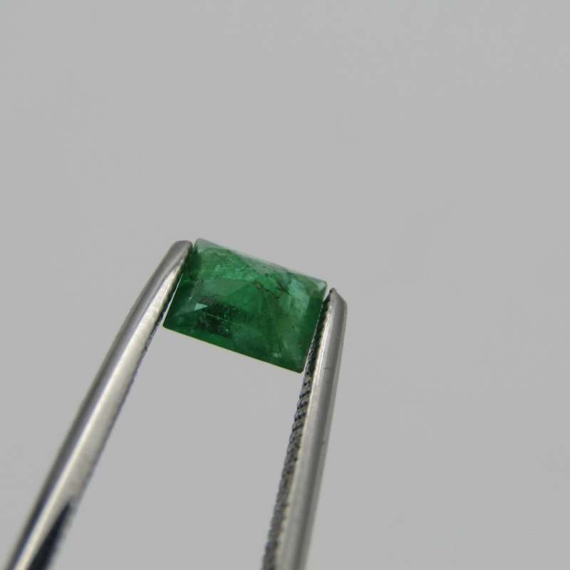Natural Emerald of 0,5 carat - Rectangular cut - Slightly bluish green with Gemlab certificate