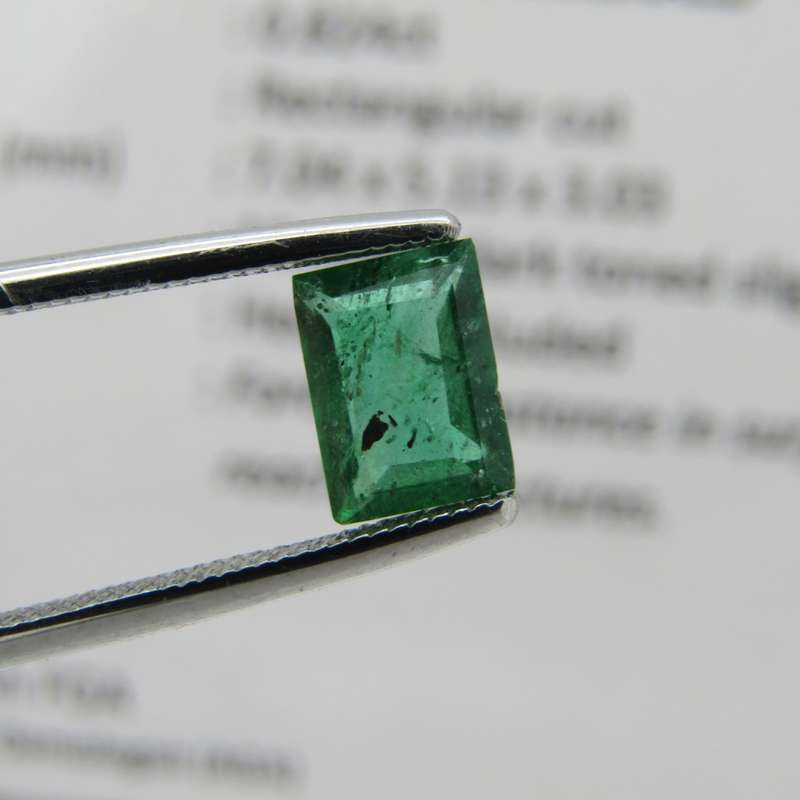 Natural Emerald of 0,82 carat - rectangular cut - slightly bluish green with Gemlab certificate