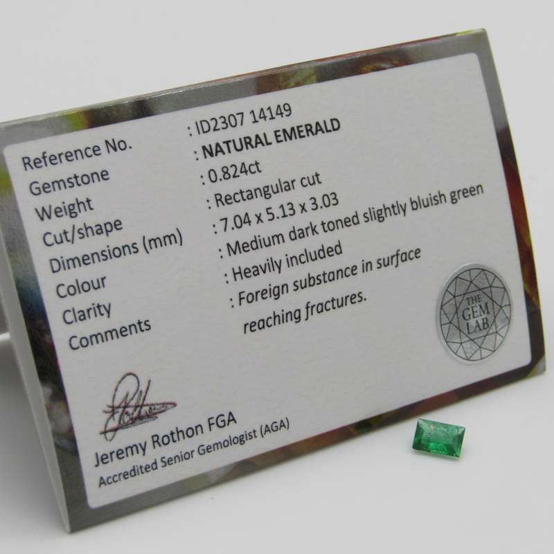 Natural Emerald of 0,82 carat - rectangular cut - slightly bluish green with Gemlab certificate