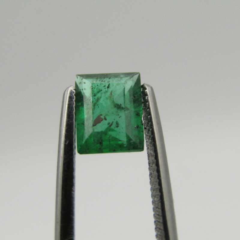 Natural Emerald of 0,82 carat - rectangular cut - slightly bluish green with Gemlab certificate