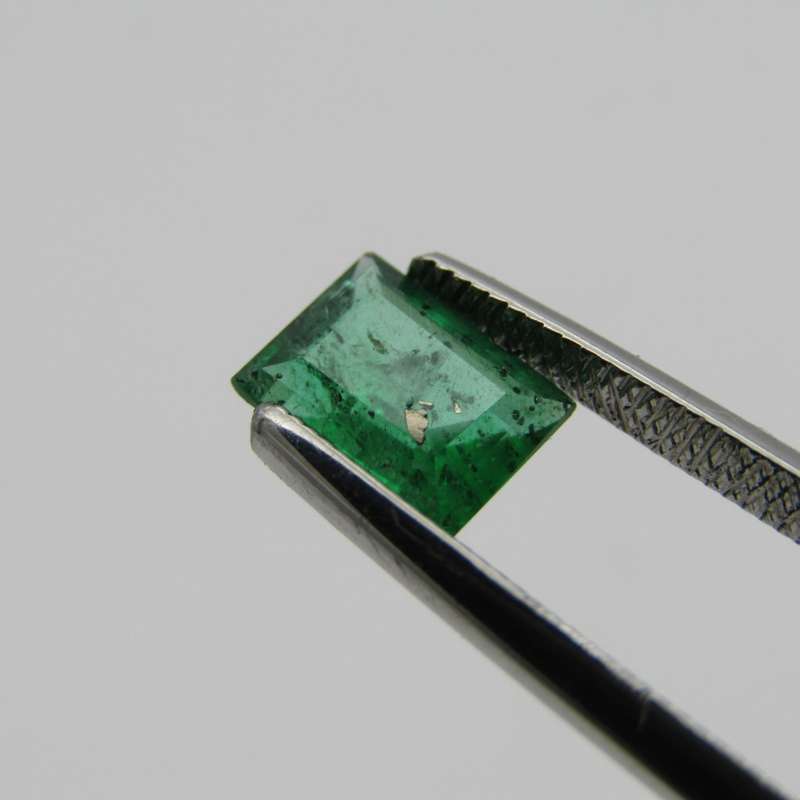 Natural Emerald of 0,82 carat - rectangular cut - slightly bluish green with Gemlab certificate