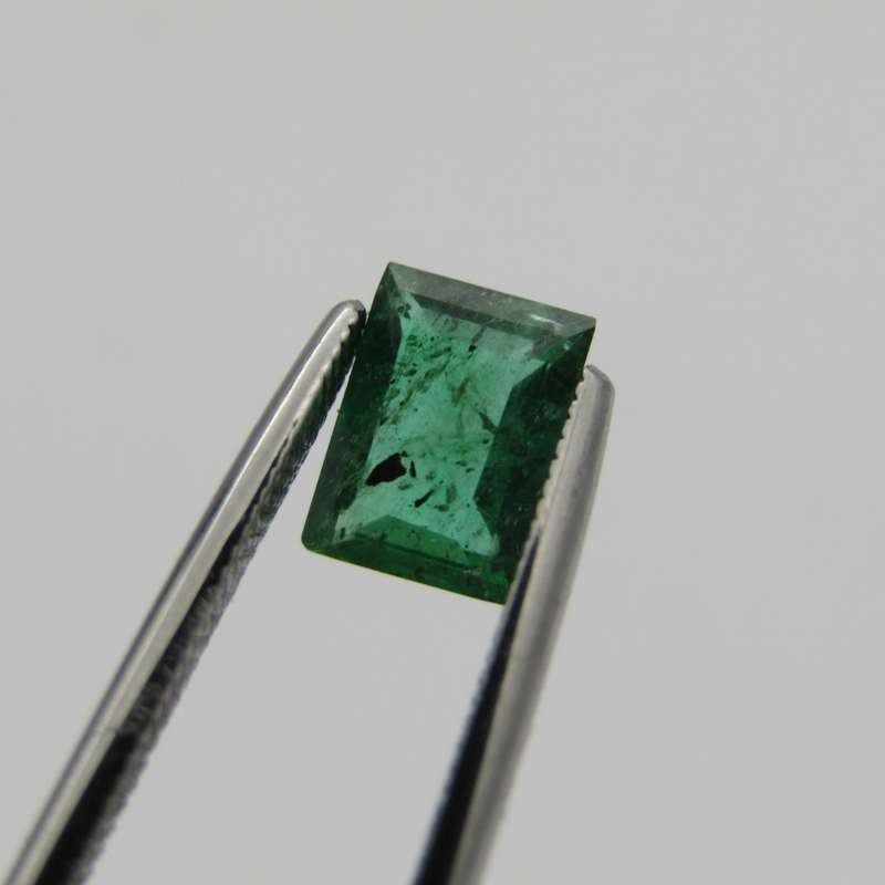 Natural Emerald of 0,82 carat - rectangular cut - slightly bluish green with Gemlab certificate