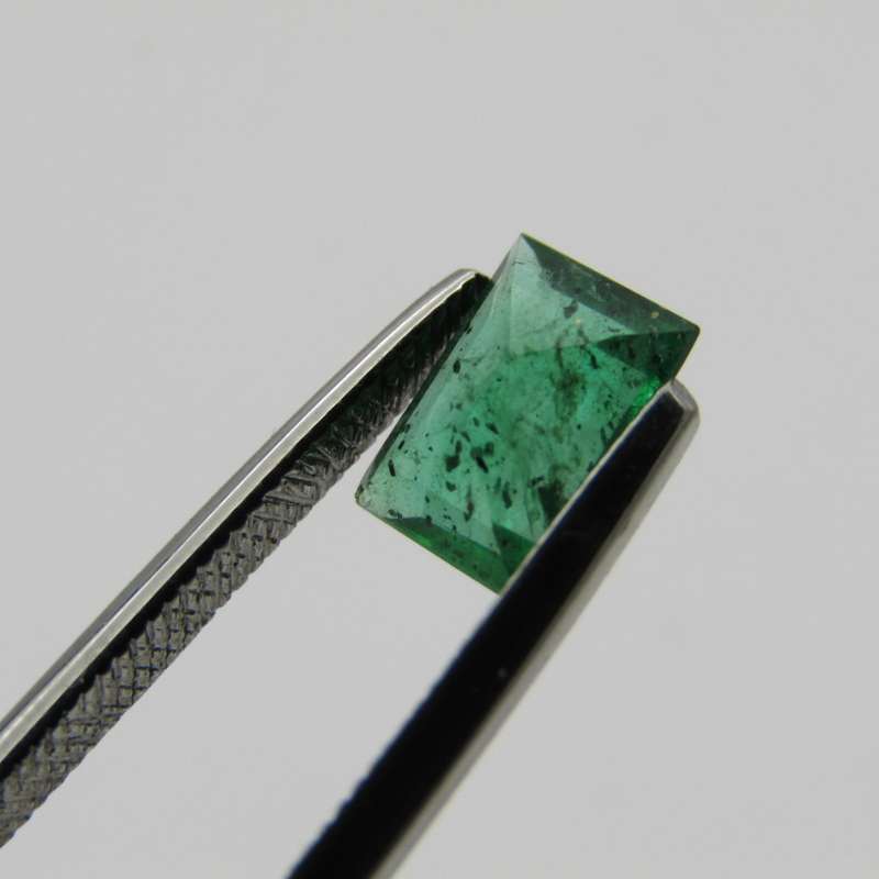 Natural Emerald of 0,82 carat - rectangular cut - slightly bluish green with Gemlab certificate
