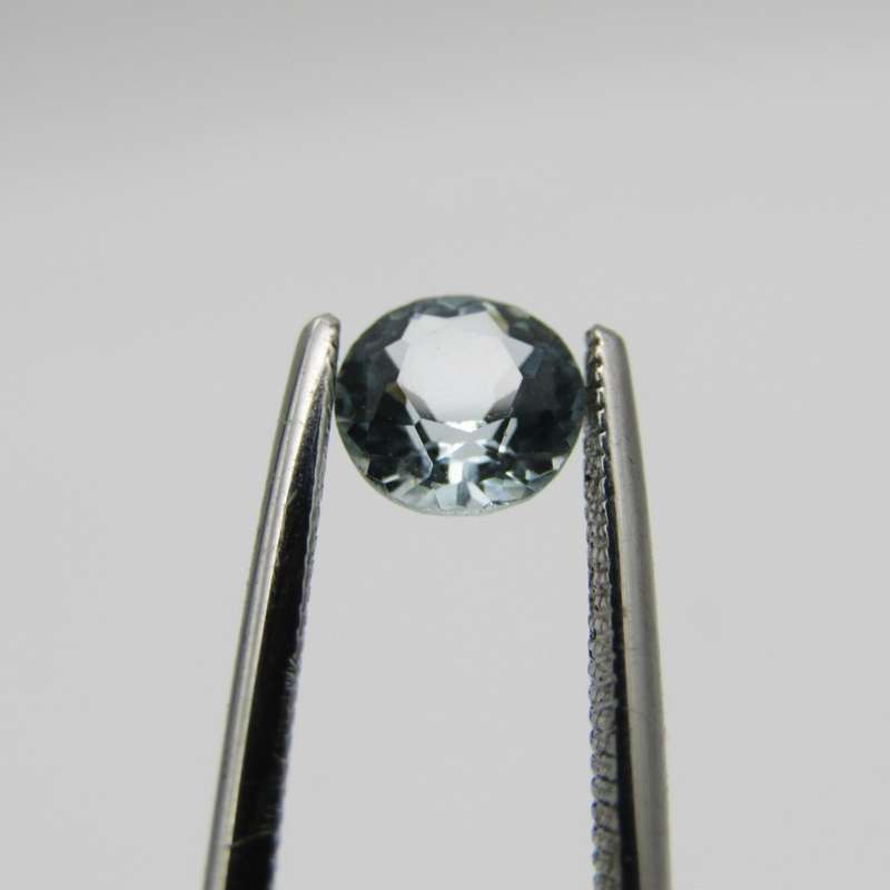 Natural Aquamarine of 0,56 carat - round mixed cut - Medium light toned blue - certified by Gemlab