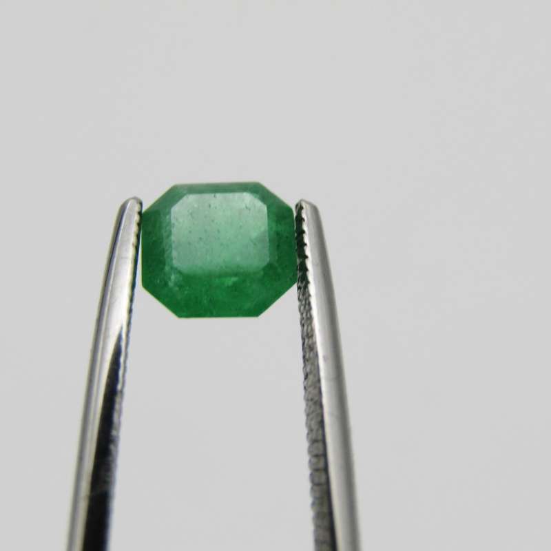 Natural Emerald 0,75 carat - Medium toned green certified by Gemlab